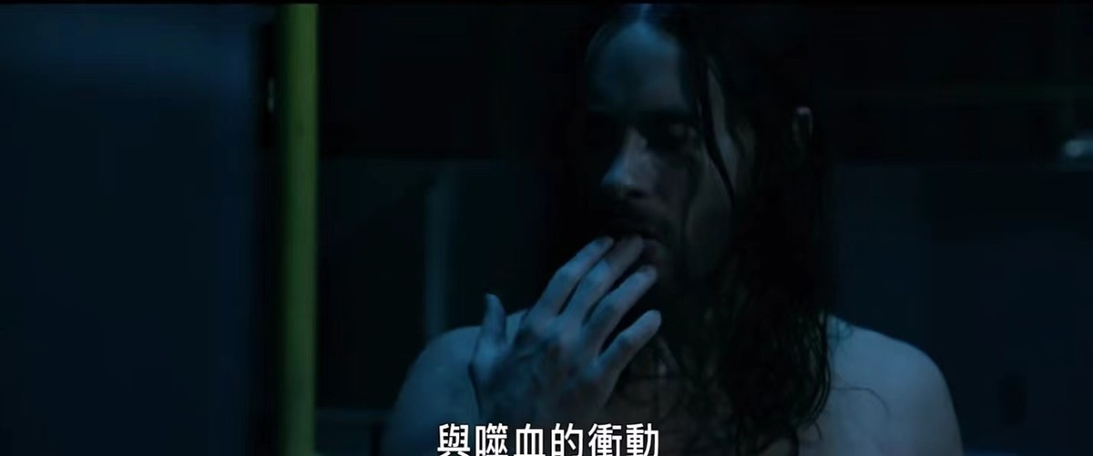 50岁的莱托少爷格子西装现身时装周，穿着喇叭裤，还涂蓝色指甲油