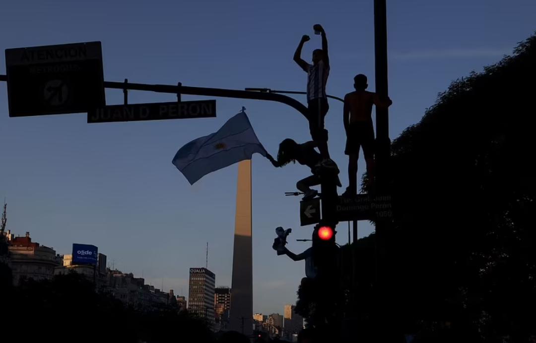 阿根廷86年夺冠后庆祝场面,86年阿根廷举国庆祝夺冠视频