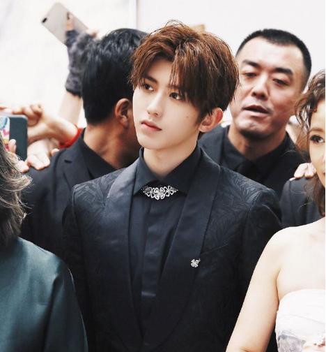 新人到巨星，蔡徐坤用了3年，从顶流到塌房，却只花了1天