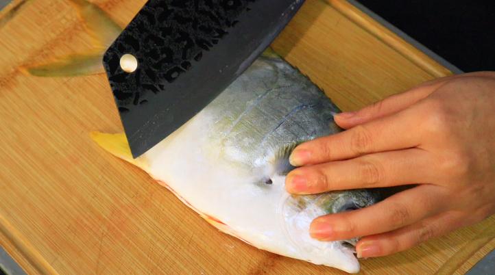 清蒸鲳鱼蒸多少分钟最好,清蒸鲳鱼用不用热油