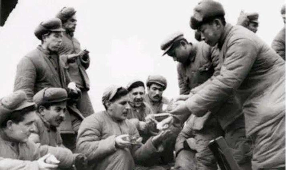 美国大兵阵亡回国最后的荣耀,美国大兵给德军俘虏发香烟