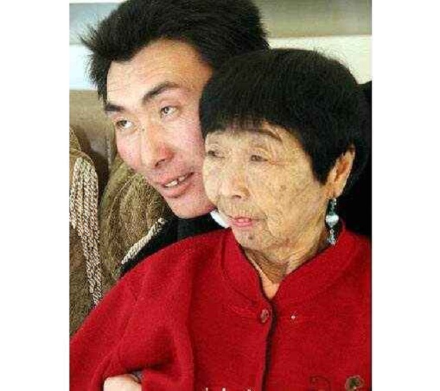 26岁小伙娶58岁阿姨18年后离婚,28岁小伙娶了42岁大姐