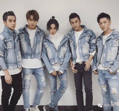 好甜，她嫁给自己的漫画主人公啦