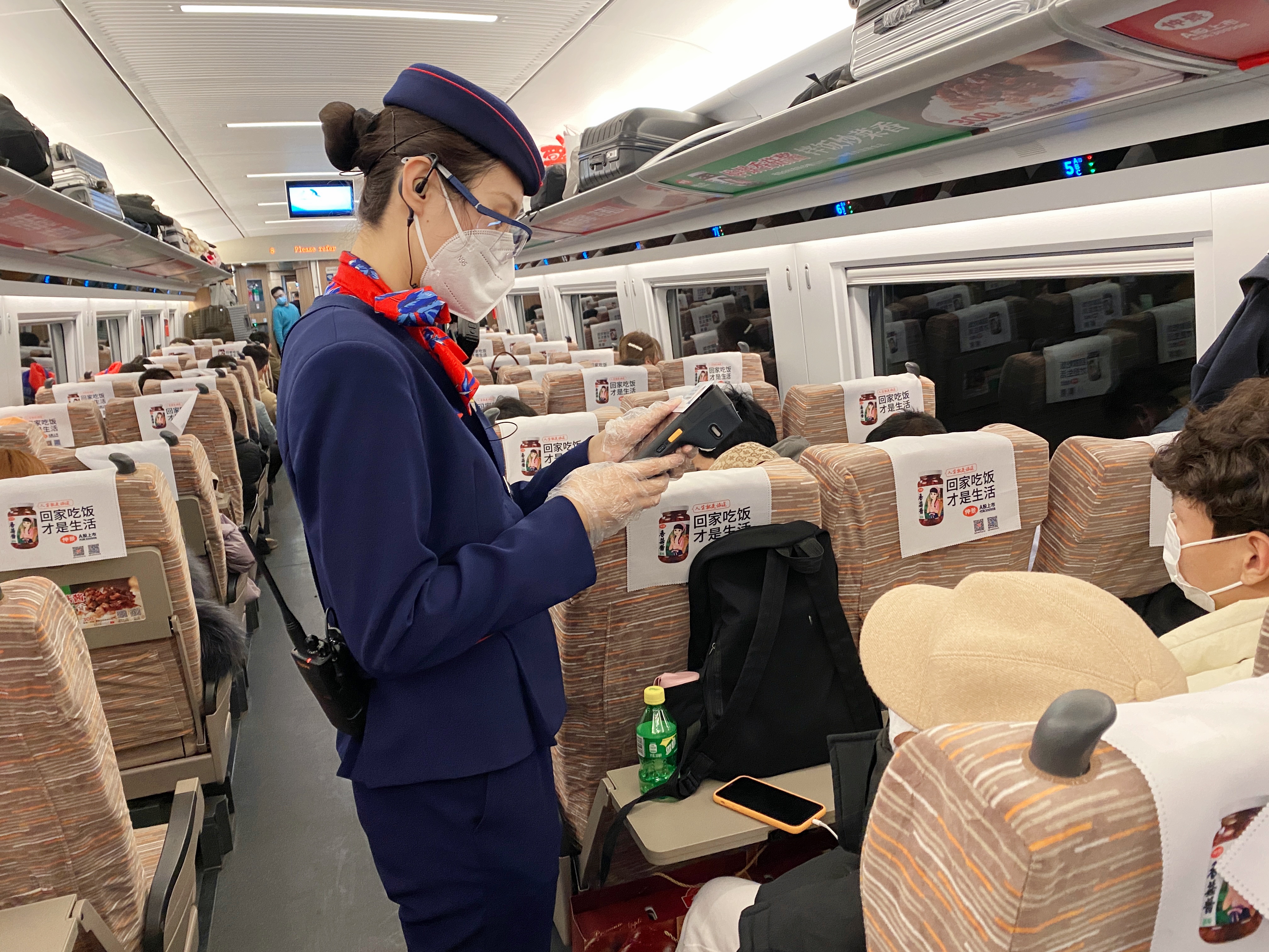 理智看待女子花万元包商务车厢！一人多票是否可取？