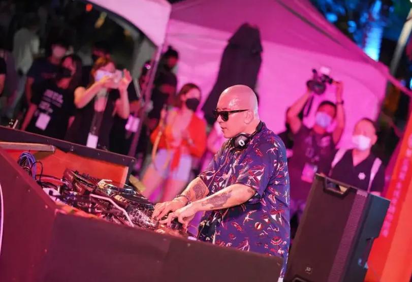 曝具俊晔已回韩国,夜店打碟偷偷赚钱,被扒曾为钱仅穿短裤走秀