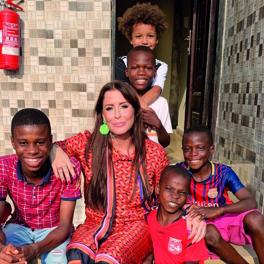 2016年，那个被白人美女喂水喝的2岁非洲小男孩，后来怎么样了？