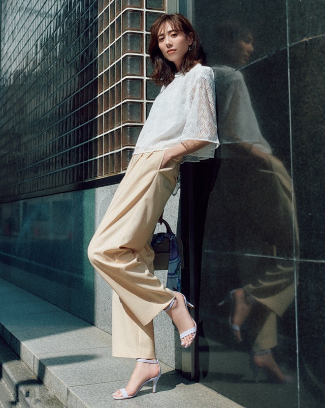 百搭运动休闲凉鞋穿搭,高跟银色凉鞋简单大方穿搭