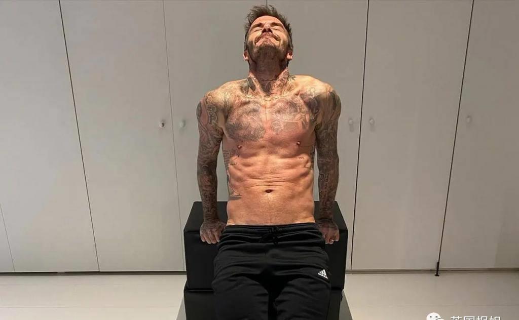 贝嫂狂晒48岁小贝半裸翘臀照，全球网友狂欢：谢嫂子带看男菩萨！