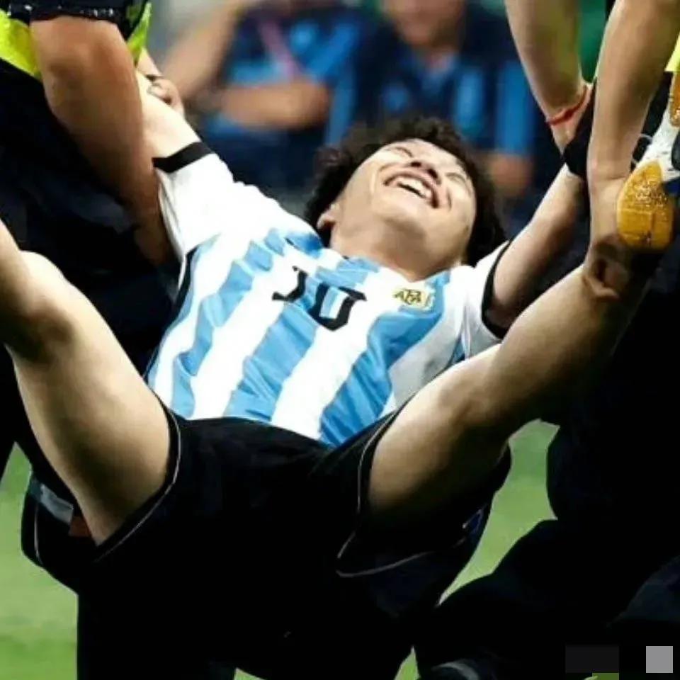 球迷冲进赛场拥抱梅西,球迷冲进球场膜拜梅西完整视频