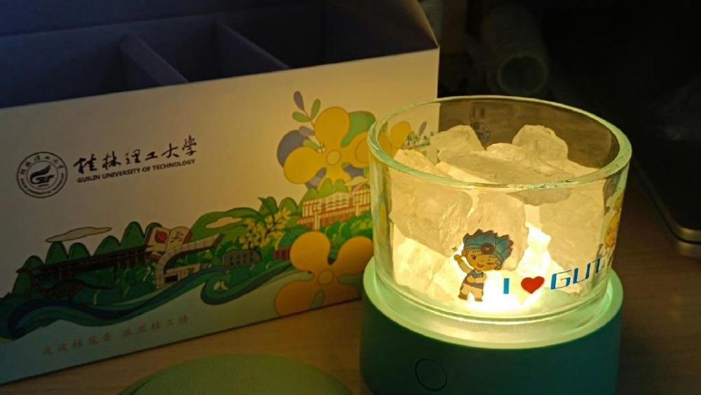 高校送毕业生限量版毕业礼物,全国多所高校为毕业生定制礼物