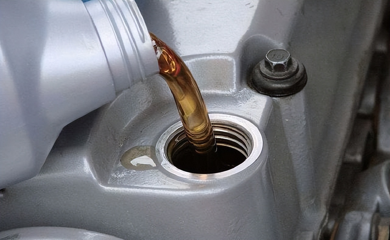 汽车保养时机油加多了怎么办,机油加多了怎样把汽车机油抽出来