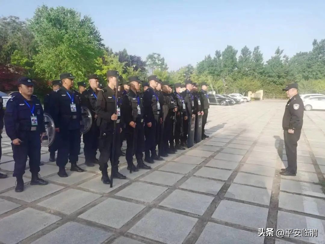 民警全力以赴筑起景区安全屏障,旅警在景区提醒游客安全