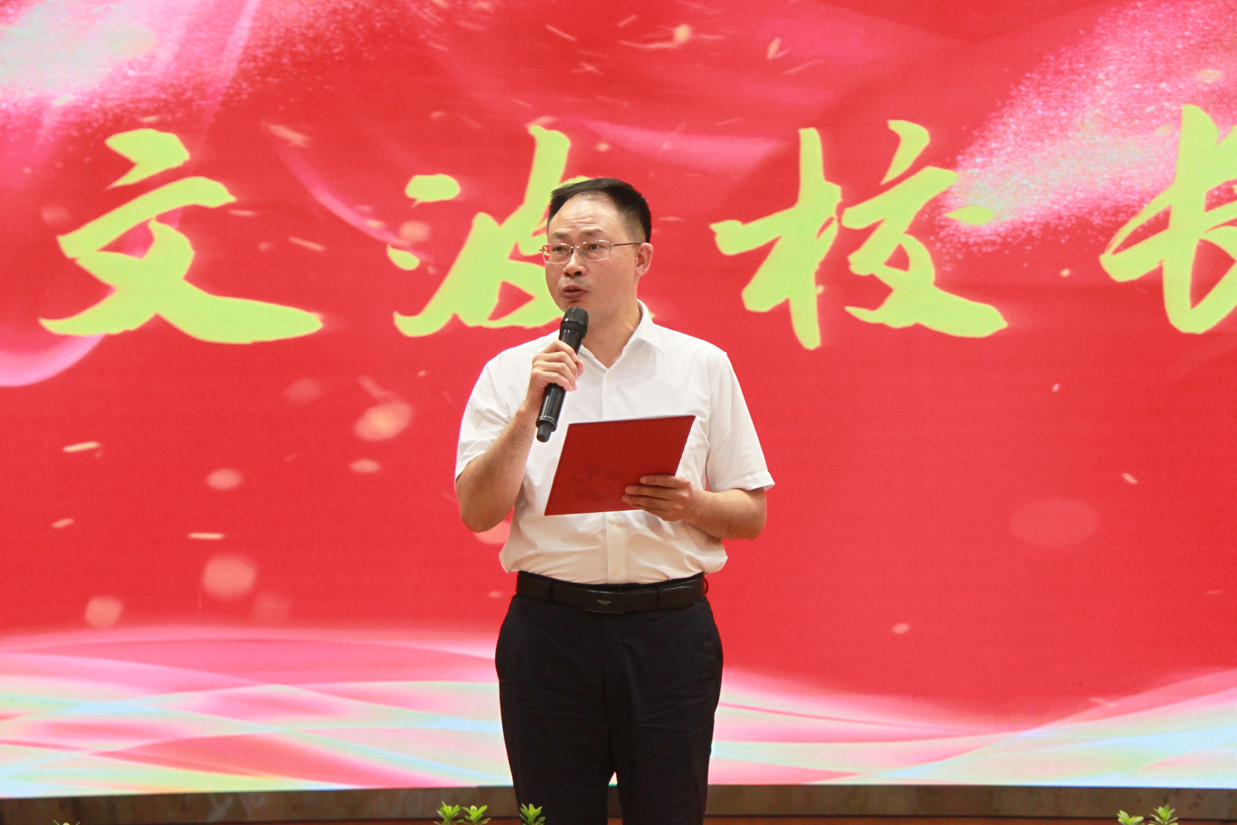 四川校长高考作文题目,成都一个校长写的文章