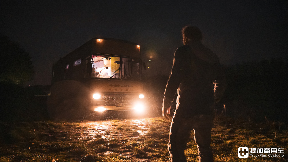 大巴变身移动办公室，德国IT男改装的赛特拉S 410 ESK巴士真惊艳