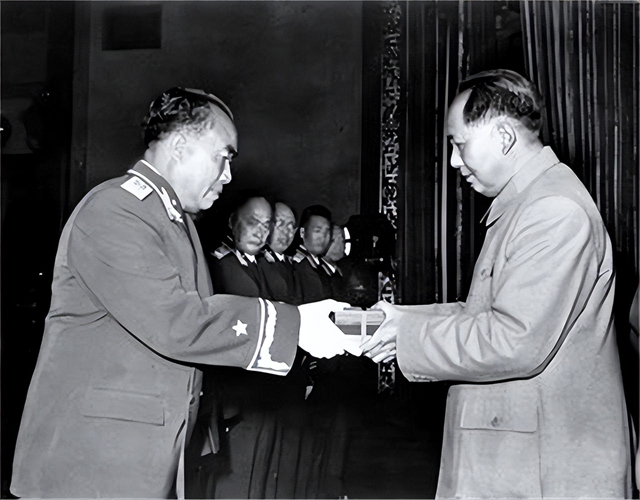 授衔后，*德朱**元帅的军衔编号竟是004，那001是谁？60年后揭开真相