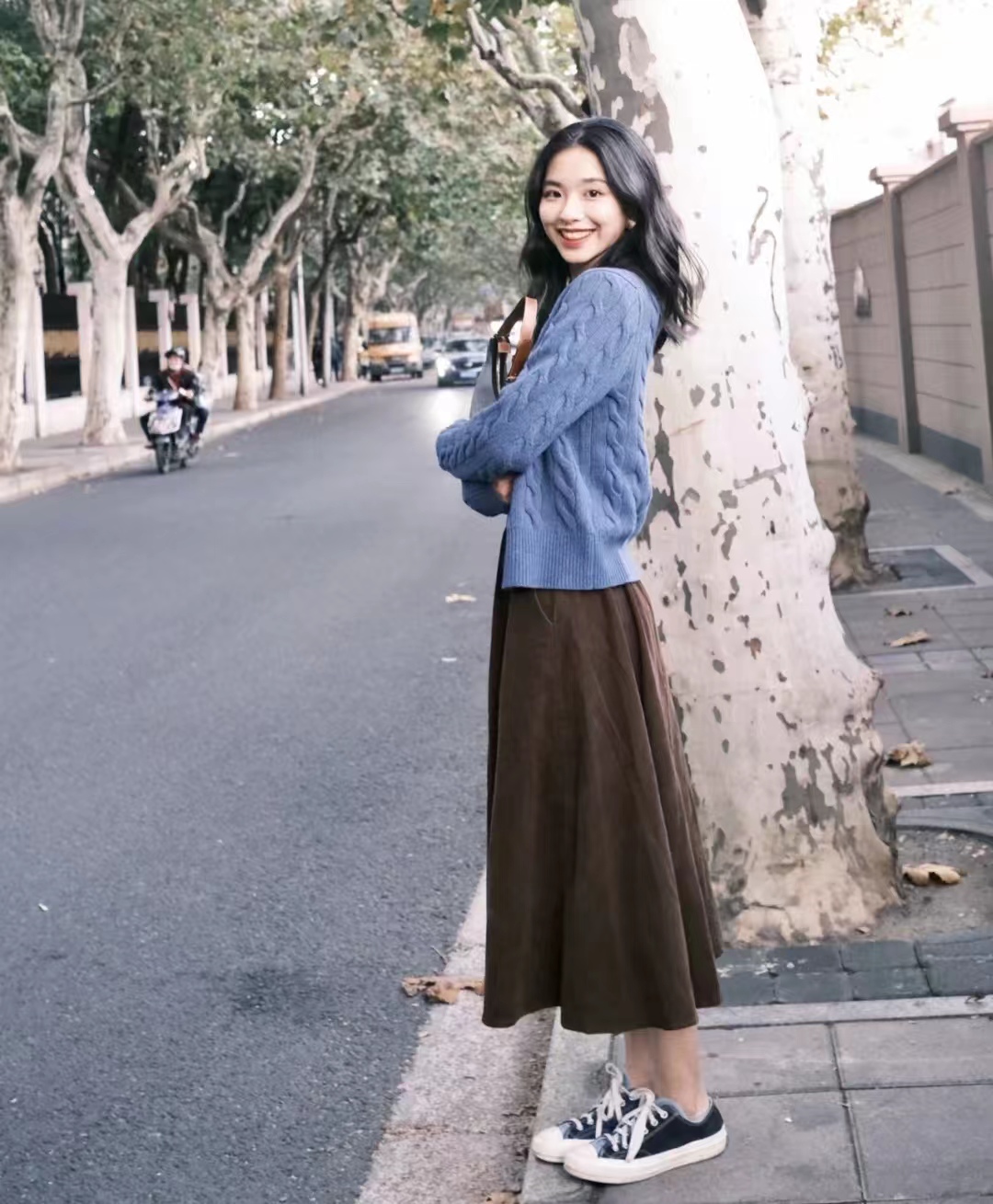 外套秋冬蓝色搭配什么颜色,秋冬比较显高级的颜色搭配