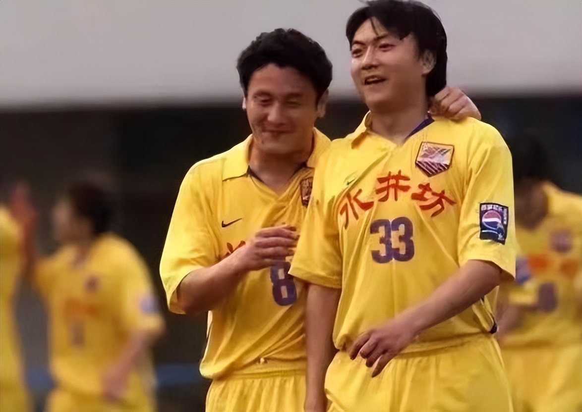 足坛球霸“魏大侠”：为救队友挨17刀，娶羽坛女神为妻生活幸福