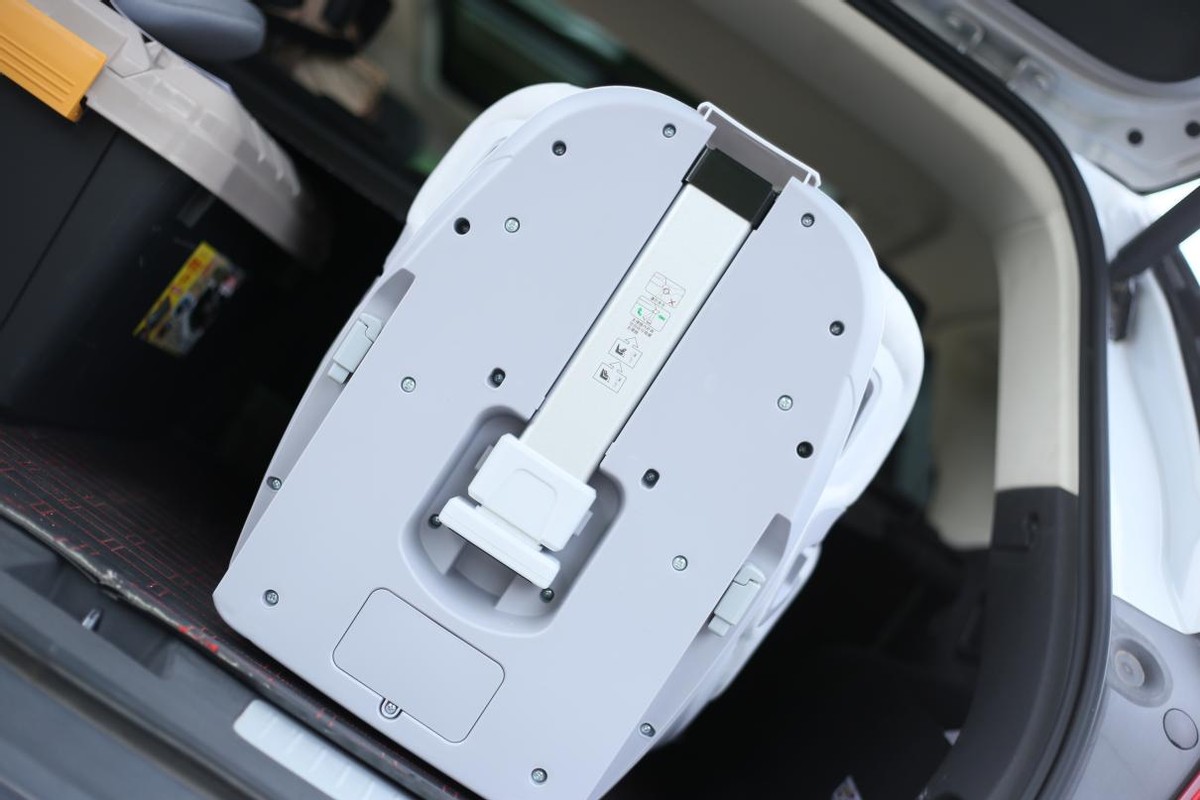 二胎两个孩子如何装安全座椅,怎样挑选儿童汽车安全座椅呢