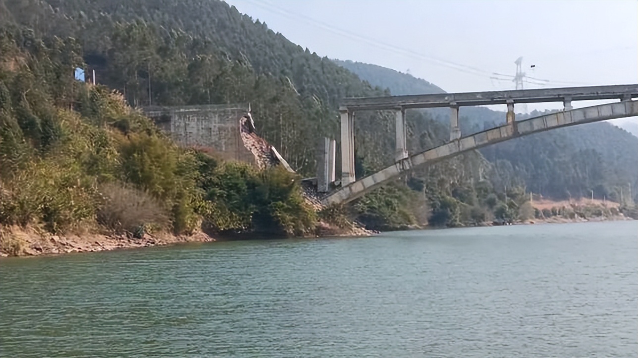 广西今年坍塌的大桥在什么地方,广西大桥坍塌最新消息