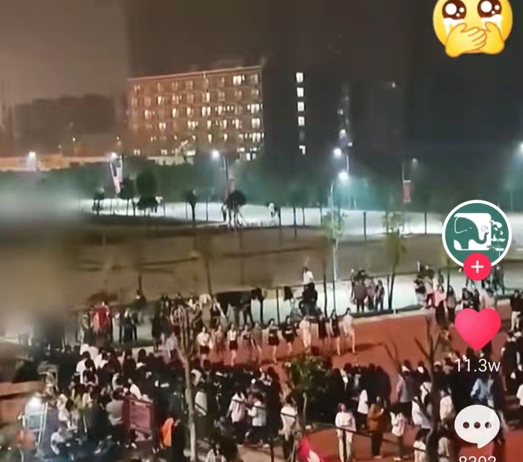 高校礼仪队操场走秀,学校操场走秀大学生