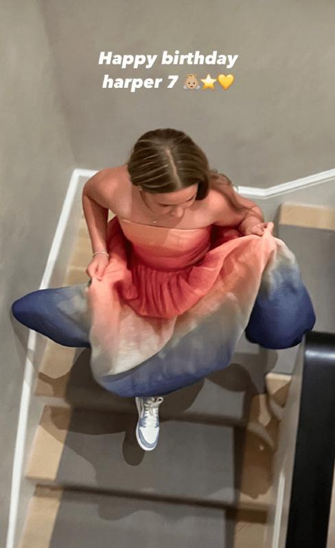 贝克汉姆小七抱女儿,贝克汉姆小七为哥哥庆生