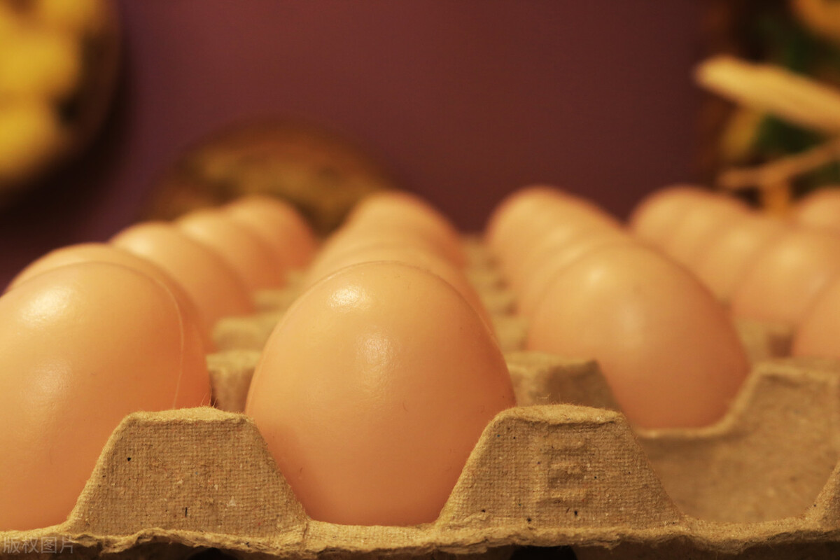 鸡蛋万万不可直接放冰箱,跟养鸡大妈偷学绝招,鸡蛋常放常新鲜