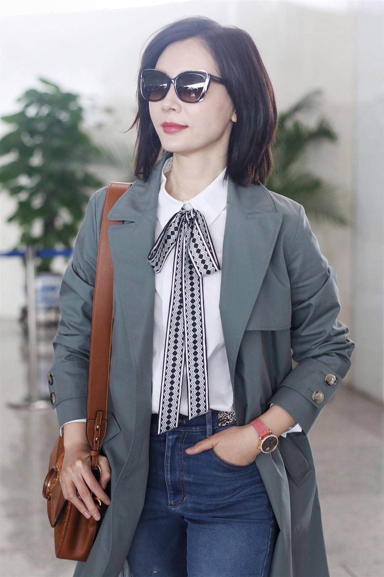 没想到简简单单的上衣这么有气质,没想到穿小黑裙气质还真不错