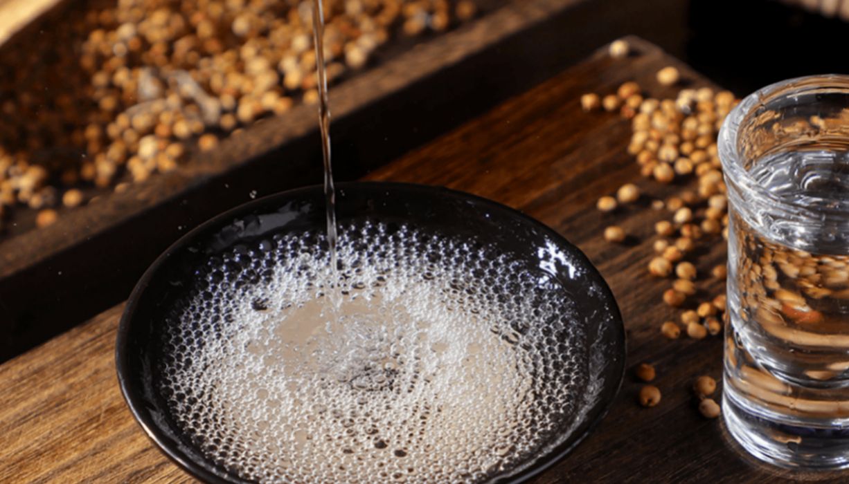 退休大爷不喝茅台却痴迷酿酒，自购设备酿完试饮，行家惊呼：别喝