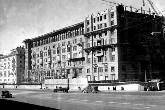 1949年,解放军一师长去北京饭店谈公务,往柜台一看:那是个特务