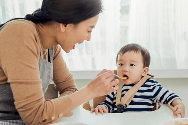 八个月宝宝辅食怎样添加米粉,宝宝八个月添加奶粉不吃怎么办