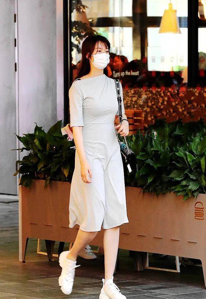 用肉色*袜丝***袜丝**就不一样了，美女是怎样用肉丝为自己加分的