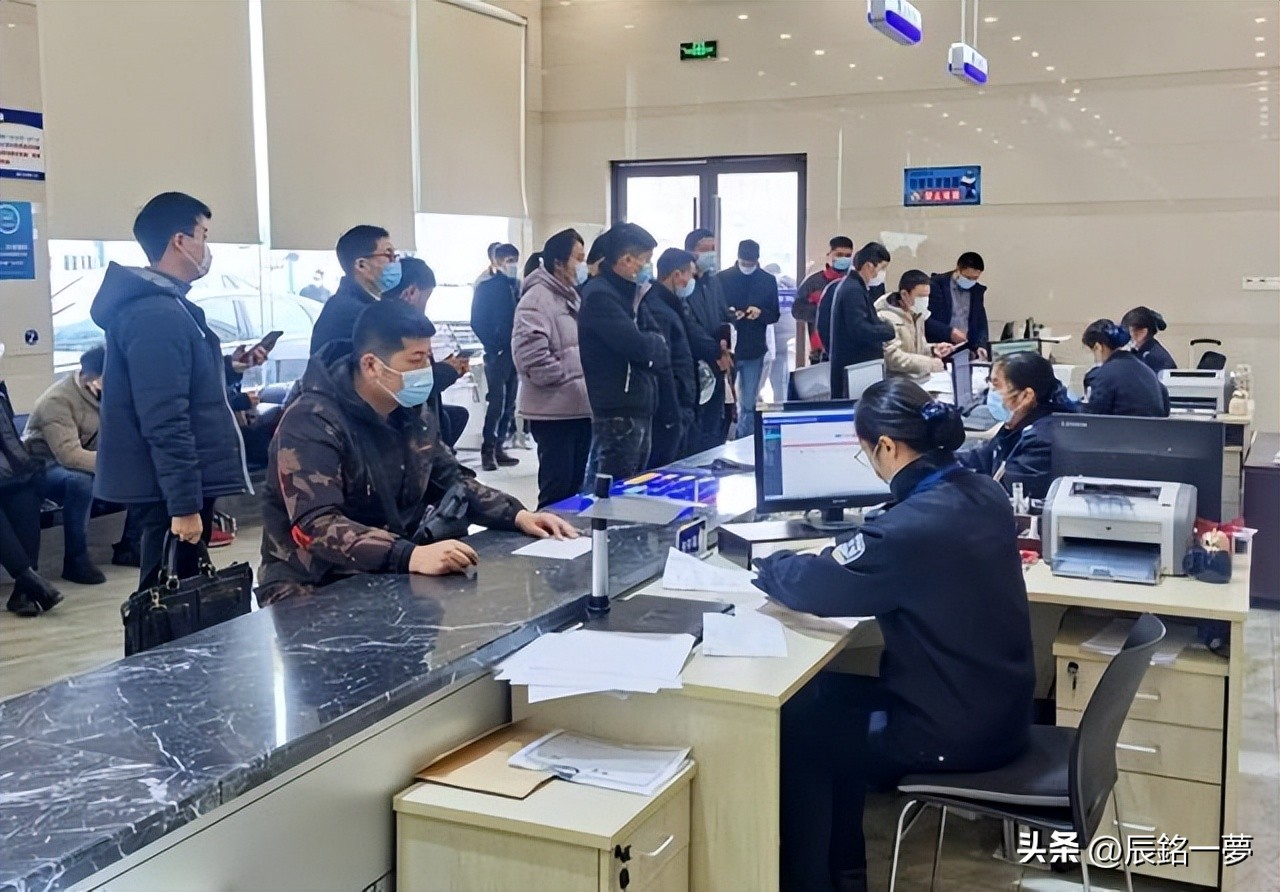 新车是自己上牌照还是交给4s上牌,提新车没上牌怎么去车管所上牌