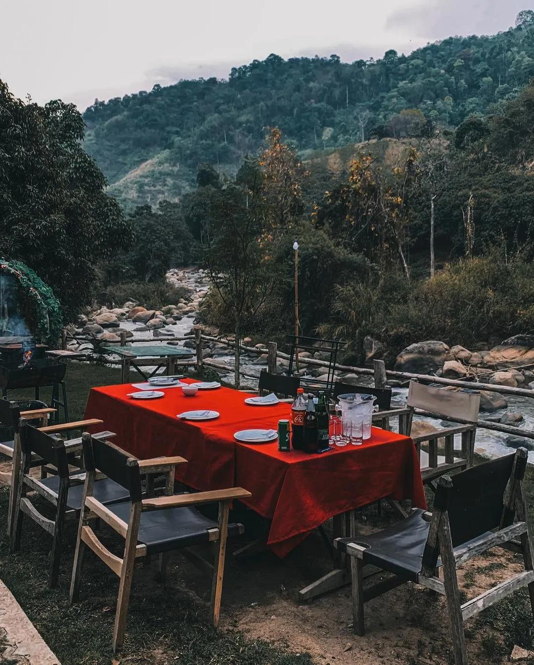 StayWildCafe在清迈瀑布附近设有木制小屋，非常适合逃离城市