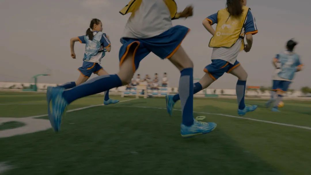 足球带给山村少年无限快乐,乡村少年的足球梦