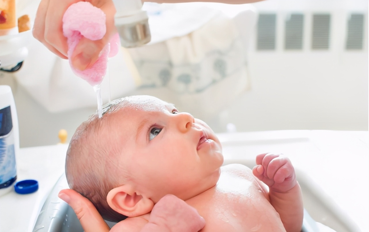 肚脐未掉新生儿洗澡的正确方法,刚刚出生的宝宝洗澡的正确方法