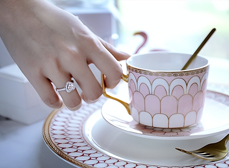 怎么鉴定钻石戒指真假,宝格丽钻石戒指真假