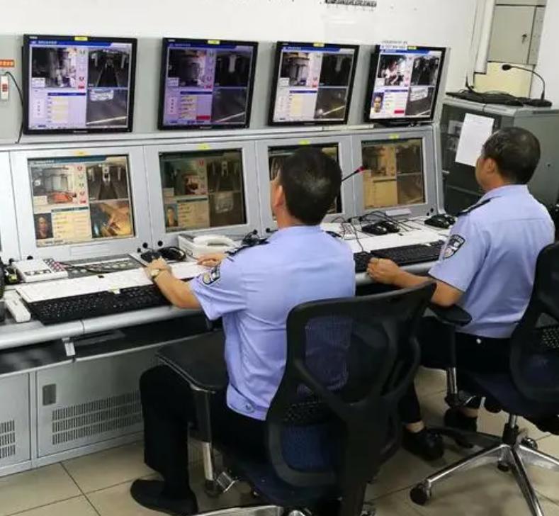 沧州男子扮警察转走3000万真假,4名少年冒充警察徒手抓毒贩