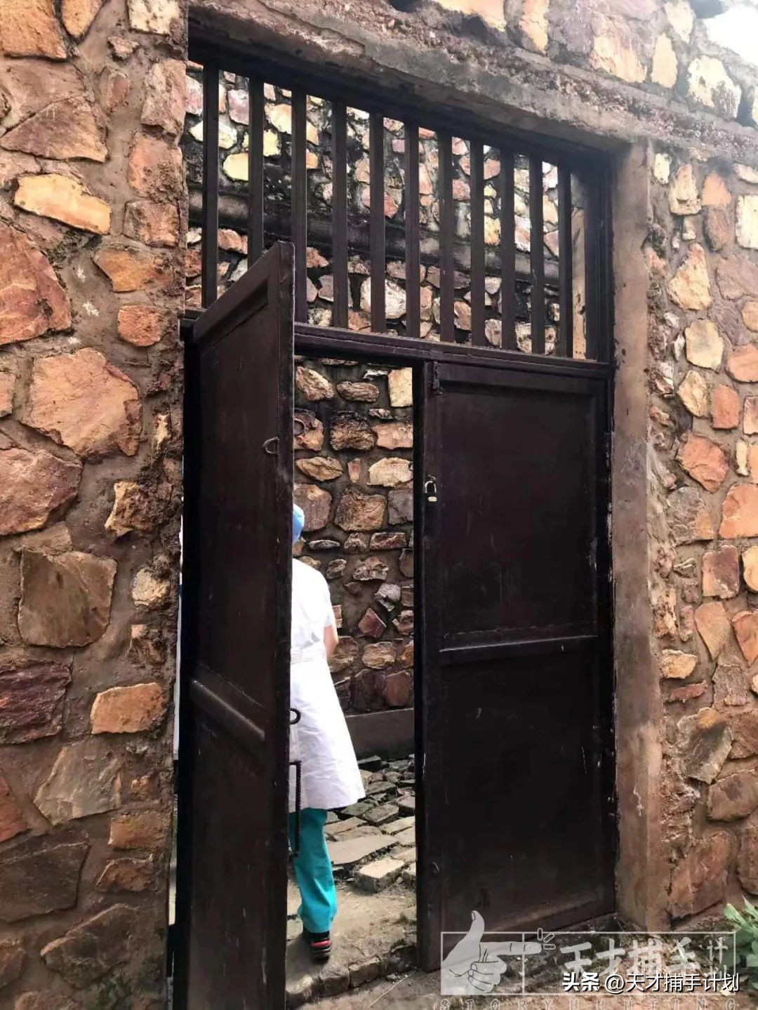 我在非洲见到残忍的事：女孩体内被塞满石子，只有一个*子骗**去救她