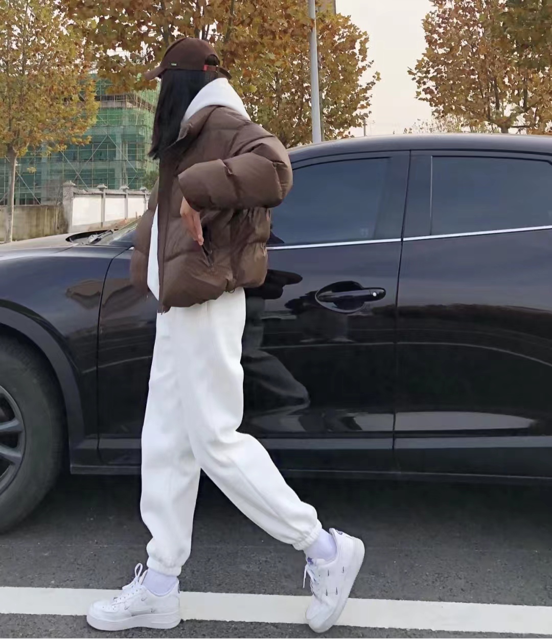 冬季穿什么颜色的羽绒服最百搭,流行的冬季羽绒服颜色搭配