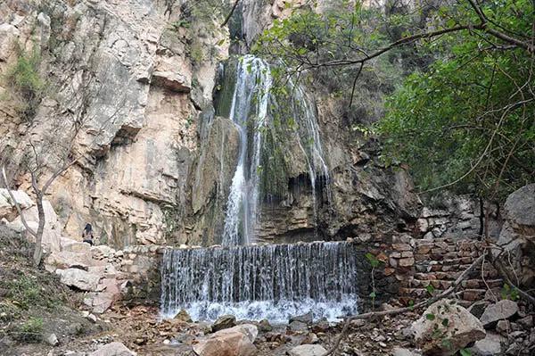 清王含光晚年隐居王官谷：门对天柱峰，窗掛千尺瀑。