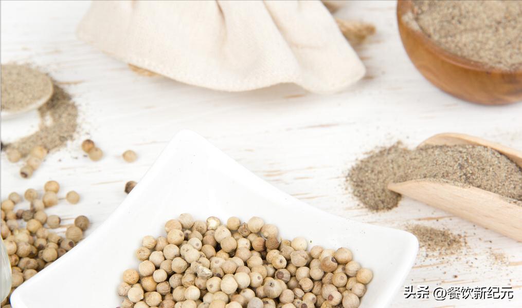 烹调中如何使用黑胡椒和白胡椒,黑胡椒和白胡椒的区别炒菜用什么