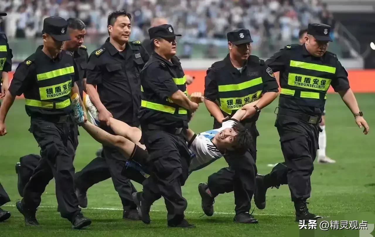 球迷冲入球场拥抱梅西被行拘点评,冲进球场拥抱梅西的道歉视频