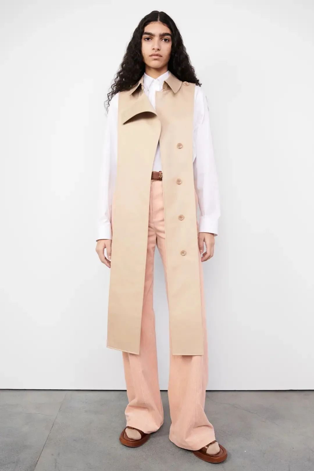 秋日马甲穿搭的n种,春天咖色格子针织马甲怎么搭配