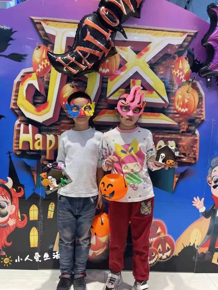 初次见面,我是黑猫精灵,可爱淘气爱臭美的胆小鬼随我尽情搞怪吧