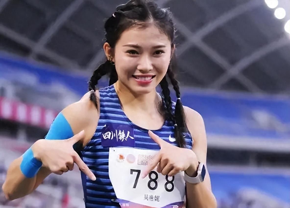 梦幻！足球美女狂飙直播间，神秘男友现身！