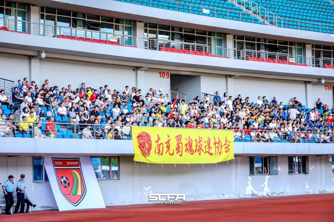 【洋渡快讯】洋渡女子小将以球童身份亮相“国内足球顶级赛事”