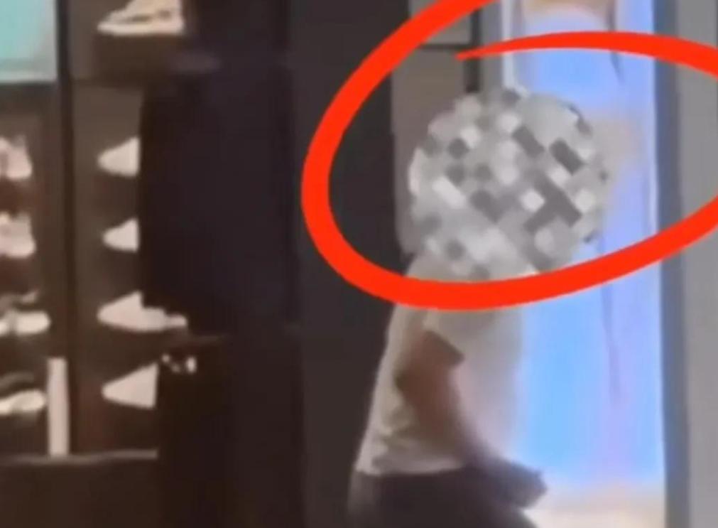 男子商场亲吻模特,男子亲吻店员