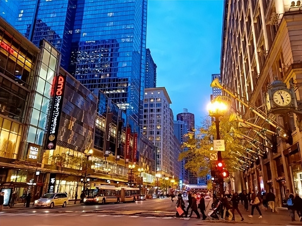 女大学生抱怨父母偷喝矿泉水,女大学生买了一箱矿泉水