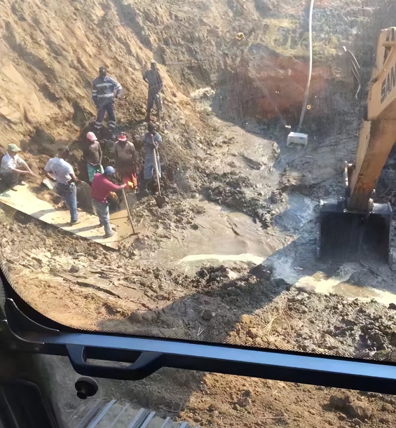 非洲男人如何发家致富？学习挖掘机是个好途径