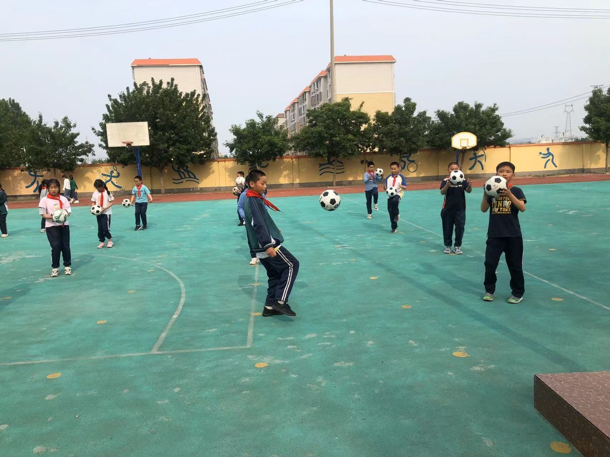 足球颠球专项活动,小学足球颠球比赛